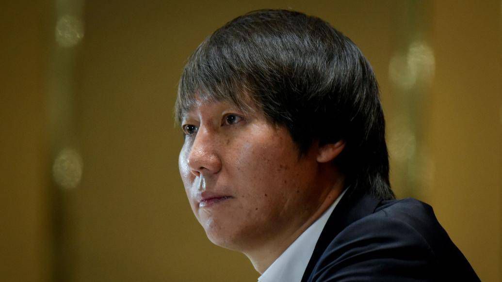 他扒开我内裤摸到流水
